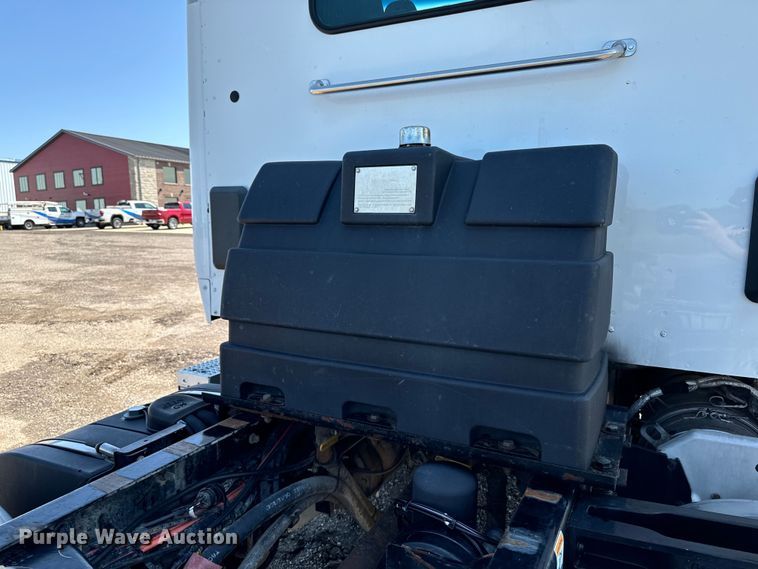 image for item EH4351 2016 Peterbilt 567 semi truck