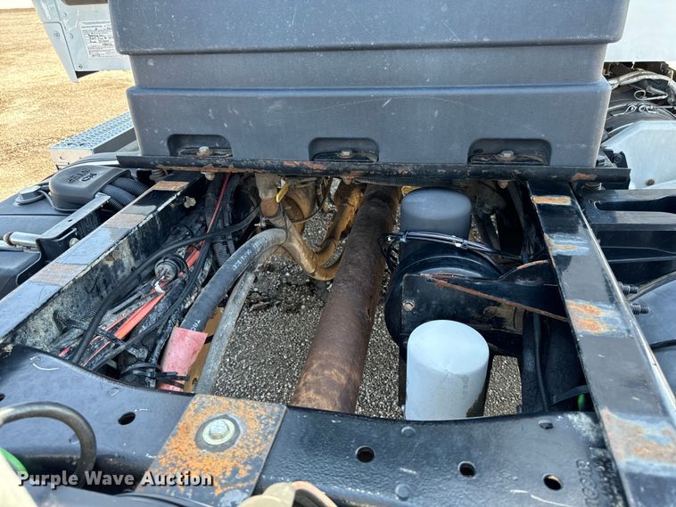 image for item EH4351 2016 Peterbilt 567 semi truck