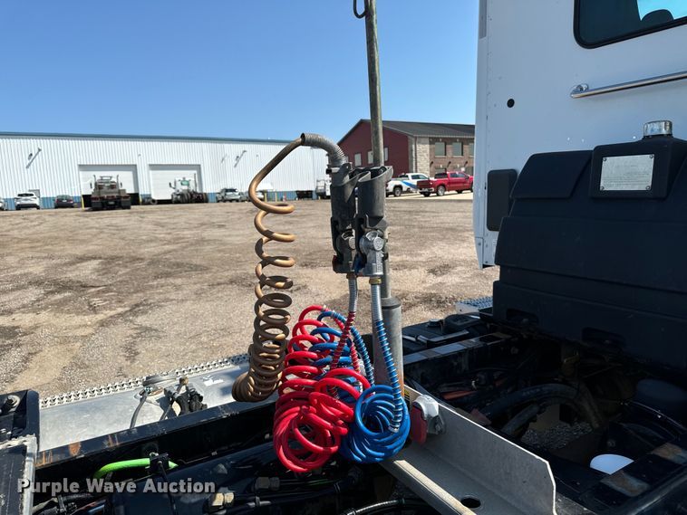 image for item EH4351 2016 Peterbilt 567 semi truck