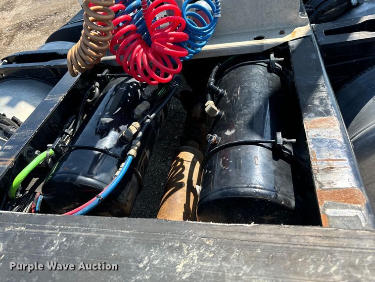 image for item EH4351 2016 Peterbilt 567 semi truck