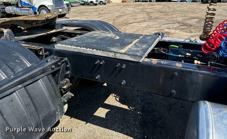 image for item EH4351 2016 Peterbilt 567 semi truck