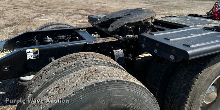 image for item EH4351 2016 Peterbilt 567 semi truck