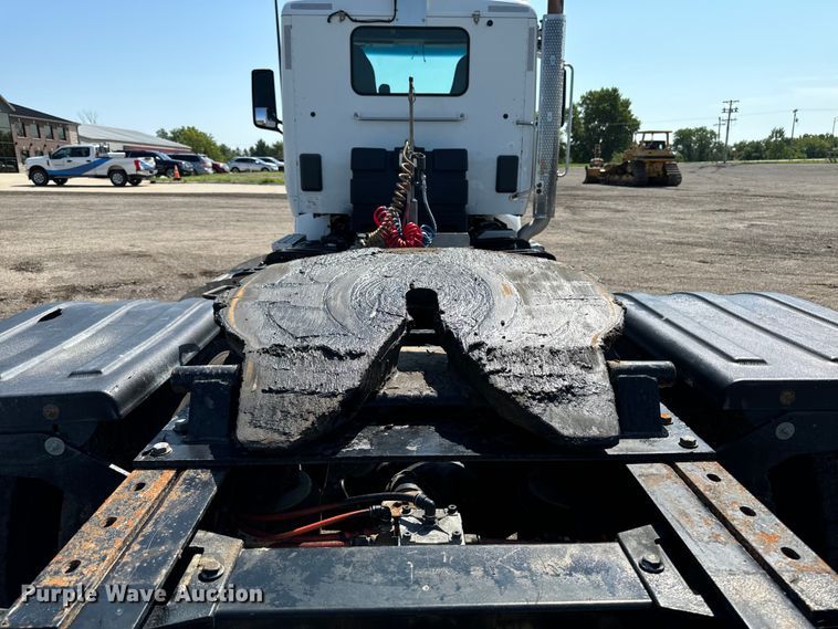 image for item EH4351 2016 Peterbilt 567 semi truck