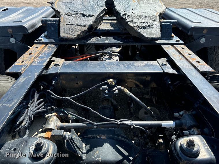 image for item EH4351 2016 Peterbilt 567 semi truck