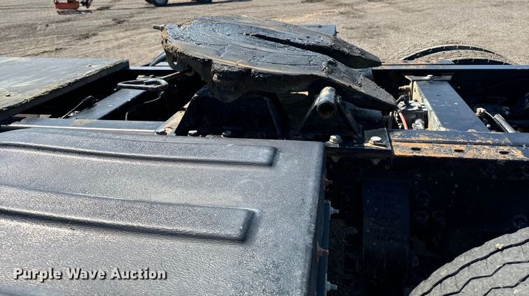 image for item EH4351 2016 Peterbilt 567 semi truck