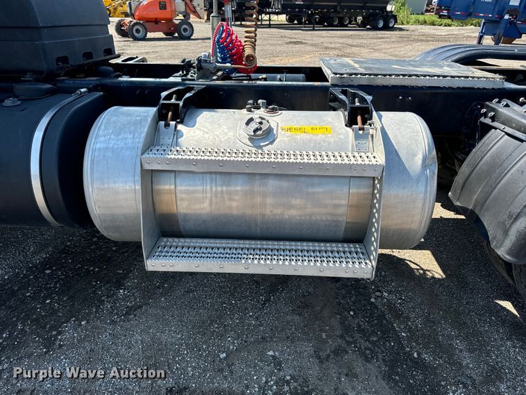 image for item EH4351 2016 Peterbilt 567 semi truck