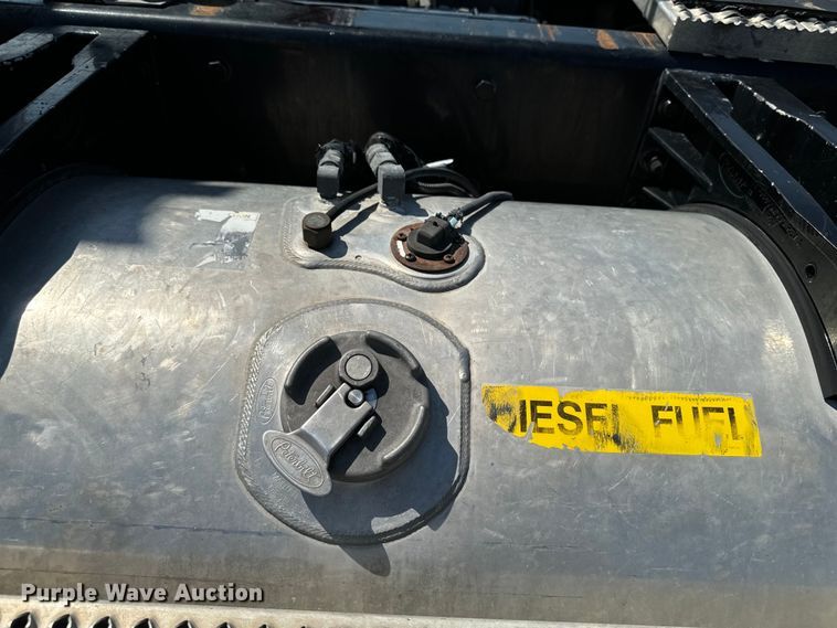 image for item EH4351 2016 Peterbilt 567 semi truck