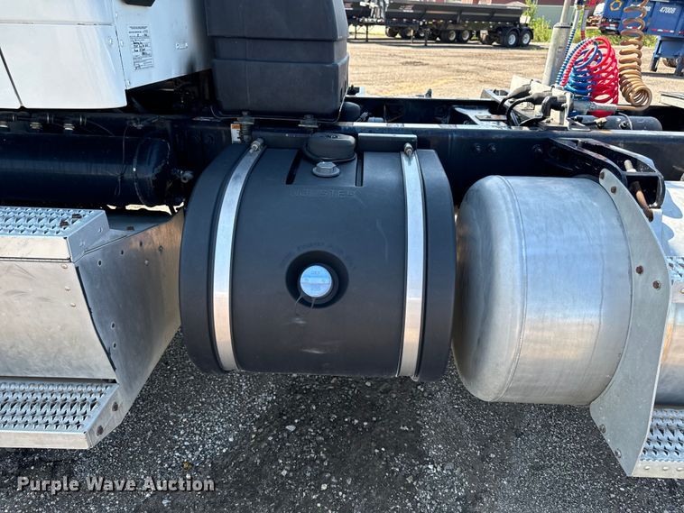 image for item EH4351 2016 Peterbilt 567 semi truck