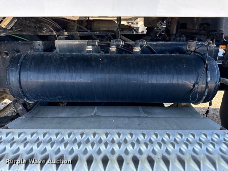 image for item EH4351 2016 Peterbilt 567 semi truck