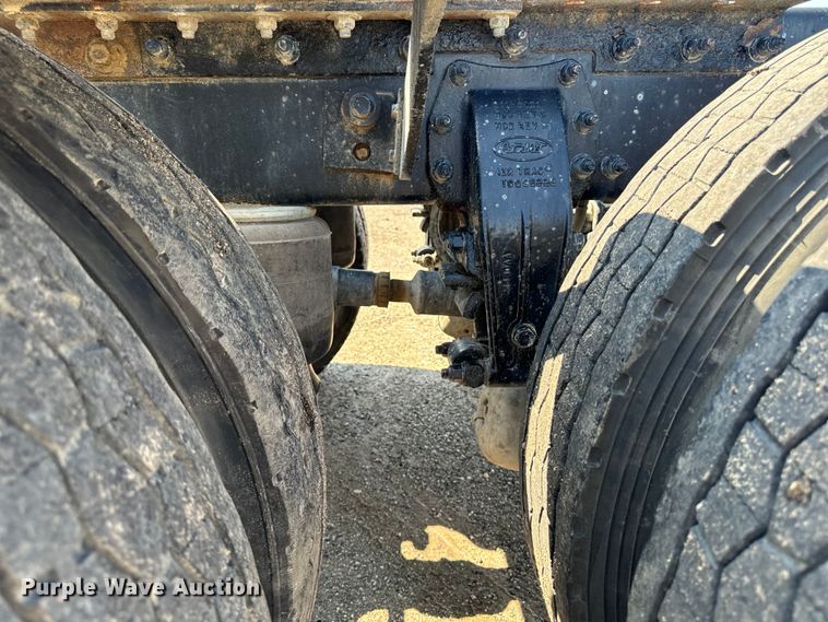 image for item EH4351 2016 Peterbilt 567 semi truck