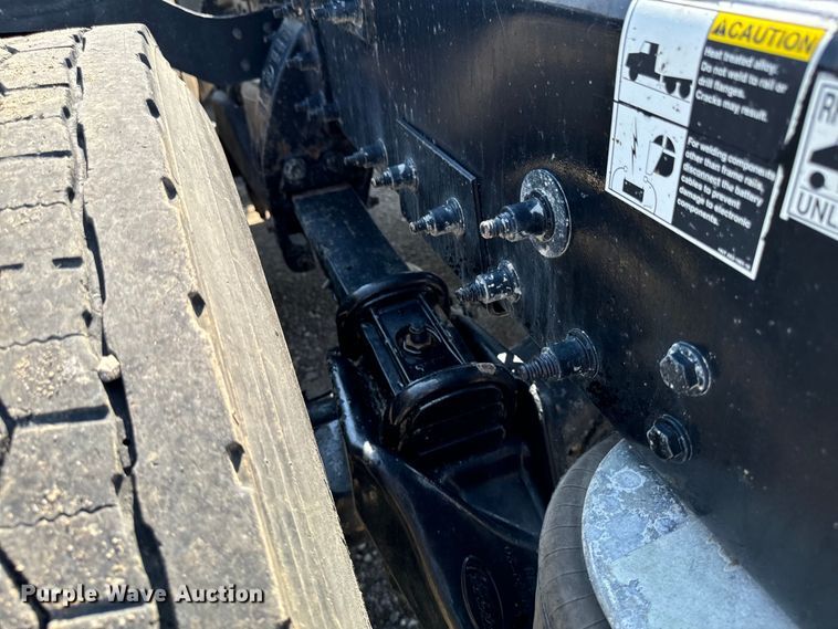 image for item EH4351 2016 Peterbilt 567 semi truck