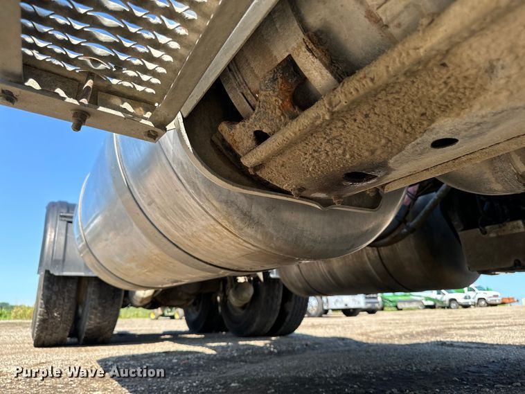 image for item EH4351 2016 Peterbilt 567 semi truck