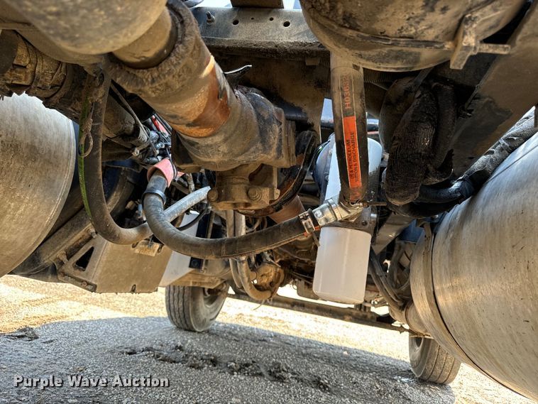 image for item EH4351 2016 Peterbilt 567 semi truck