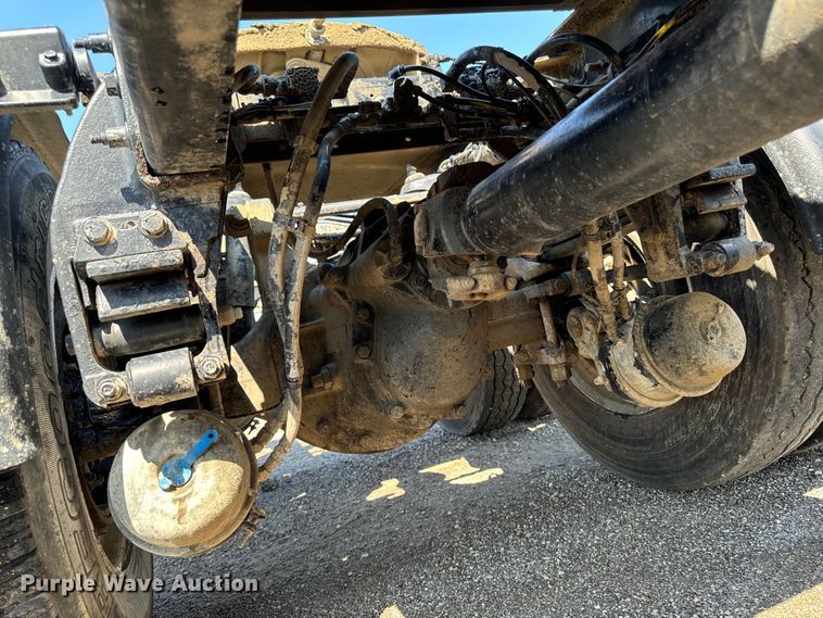 image for item EH4351 2016 Peterbilt 567 semi truck