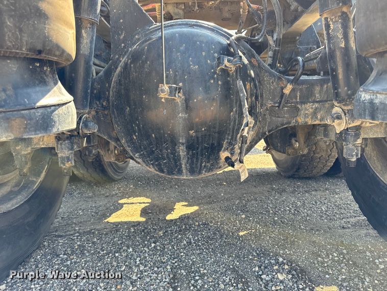 image for item EH4351 2016 Peterbilt 567 semi truck