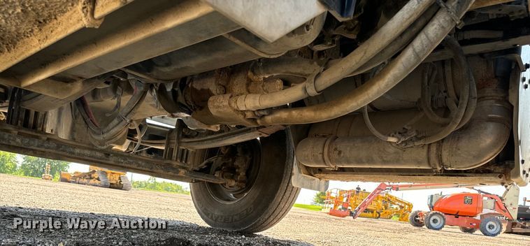 image for item EH4351 2016 Peterbilt 567 semi truck