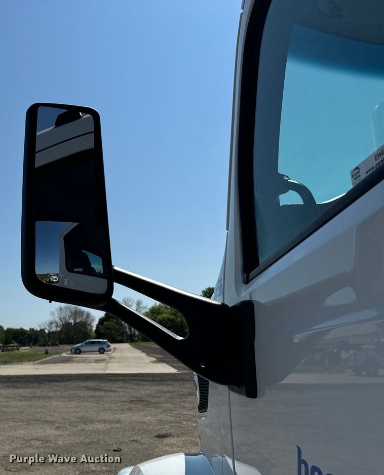 image for item EH4351 2016 Peterbilt 567 semi truck