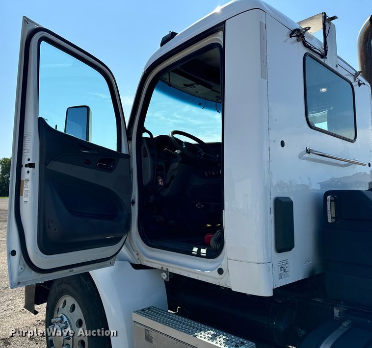 image for item EH4351 2016 Peterbilt 567 semi truck