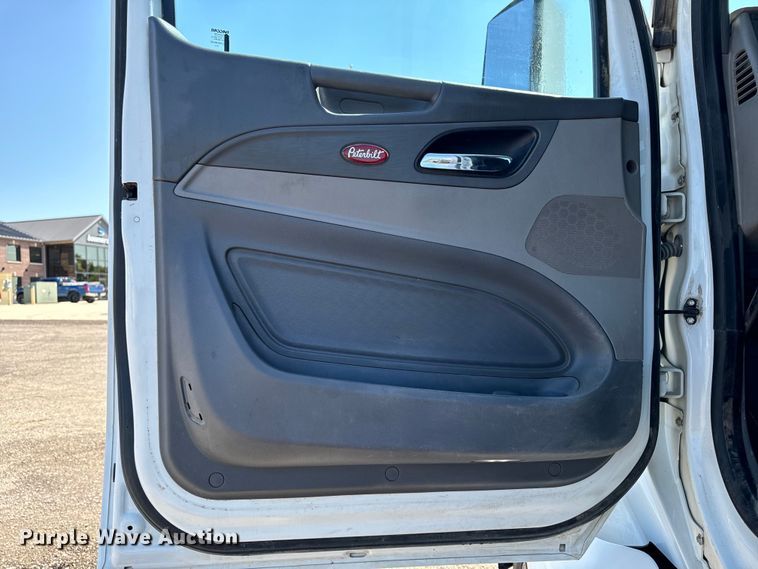 image for item EH4351 2016 Peterbilt 567 semi truck