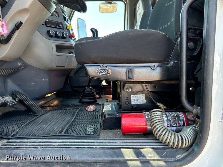 image for item EH4351 2016 Peterbilt 567 semi truck