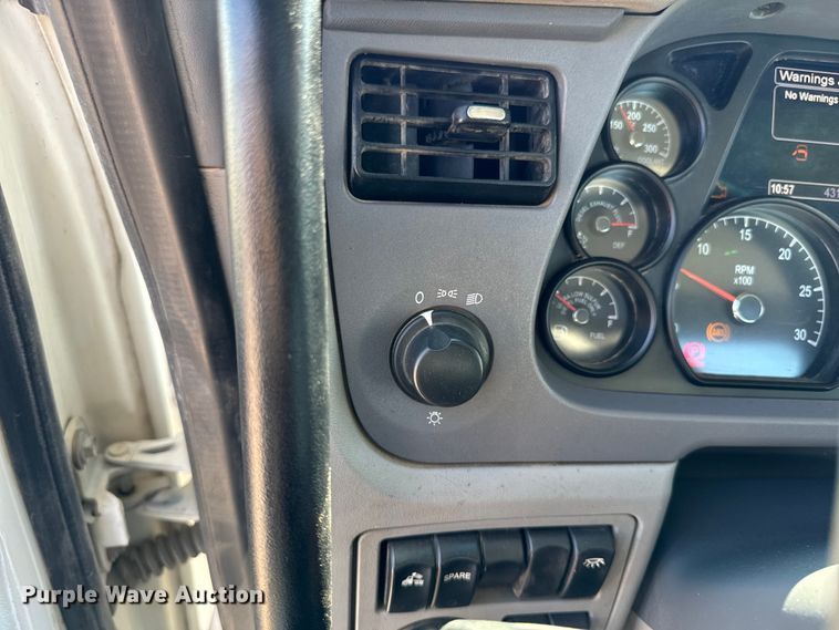 image for item EH4351 2016 Peterbilt 567 semi truck