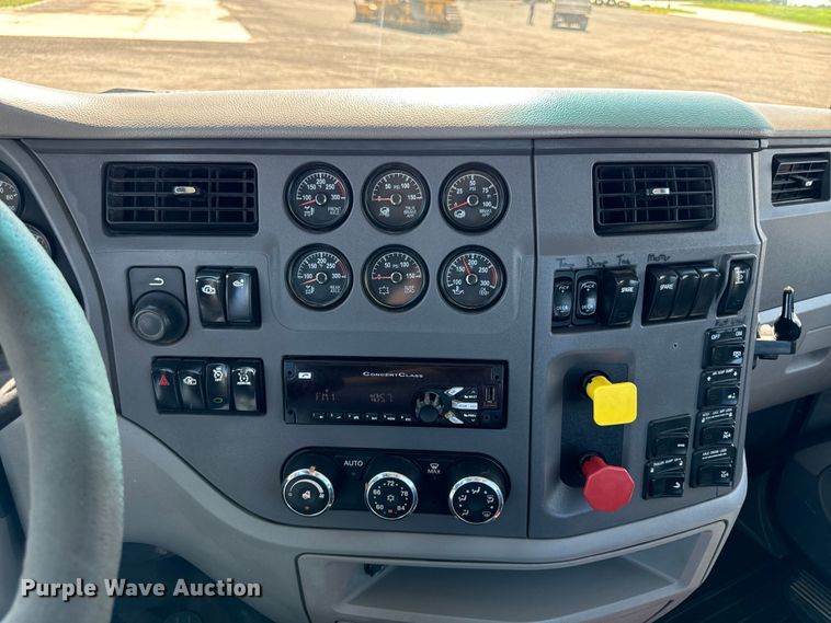 image for item EH4351 2016 Peterbilt 567 semi truck