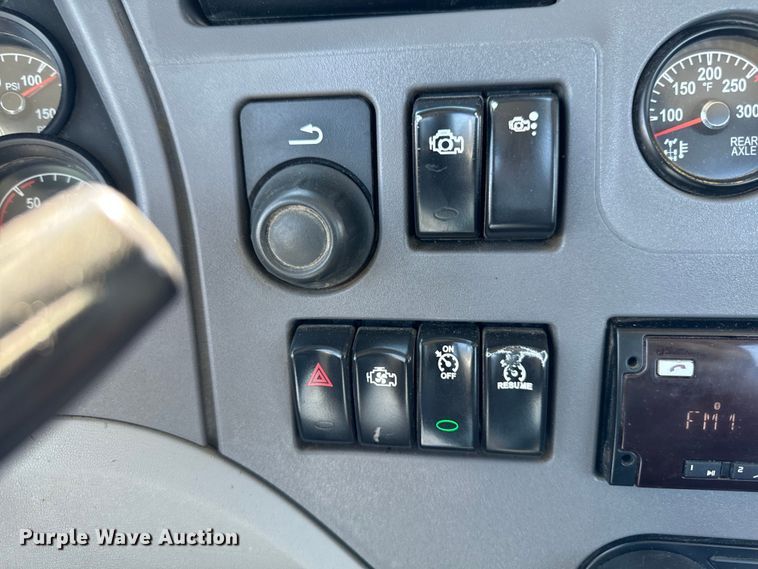 image for item EH4351 2016 Peterbilt 567 semi truck