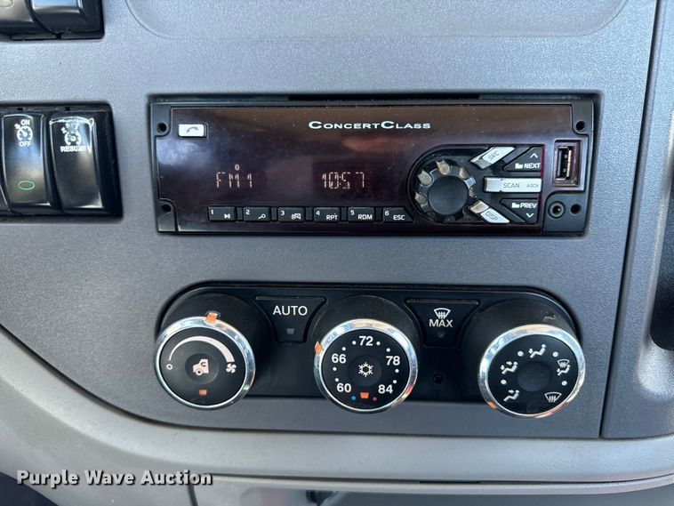 image for item EH4351 2016 Peterbilt 567 semi truck