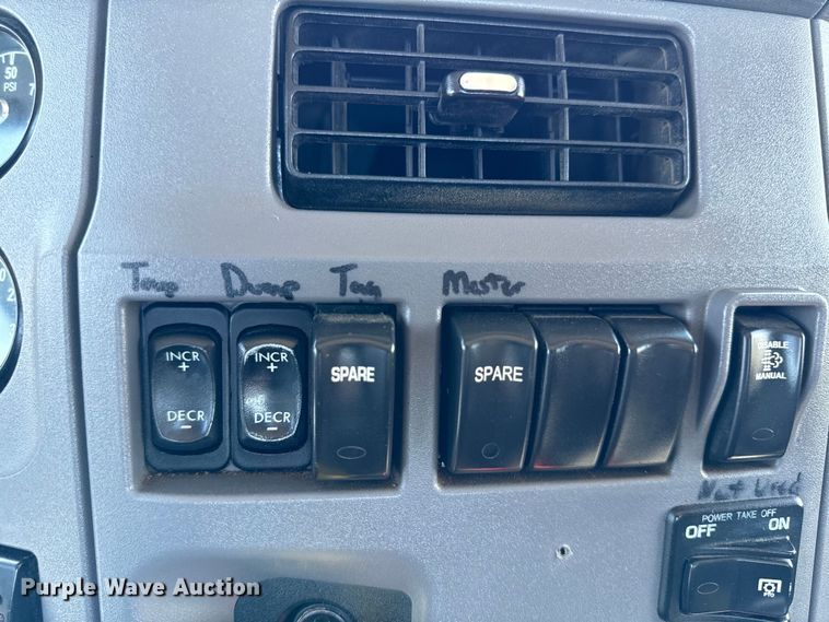 image for item EH4351 2016 Peterbilt 567 semi truck