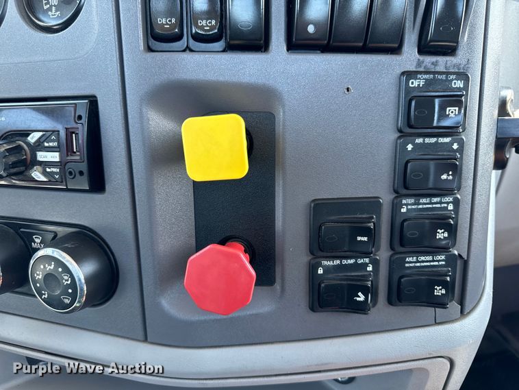 image for item EH4351 2016 Peterbilt 567 semi truck