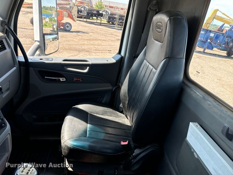 image for item EH4351 2016 Peterbilt 567 semi truck