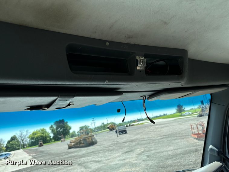 image for item EH4351 2016 Peterbilt 567 semi truck