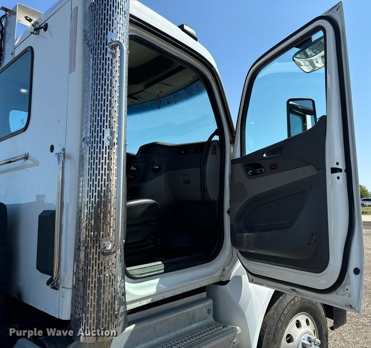 image for item EH4351 2016 Peterbilt 567 semi truck