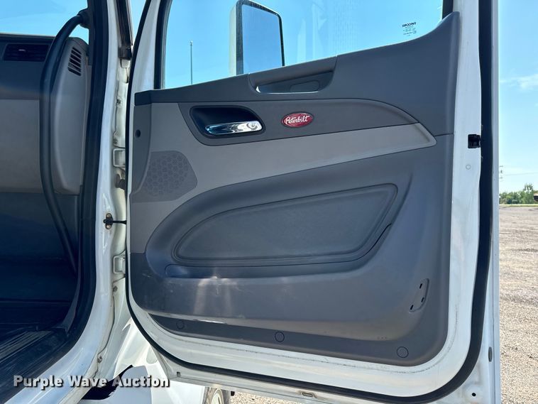 image for item EH4351 2016 Peterbilt 567 semi truck