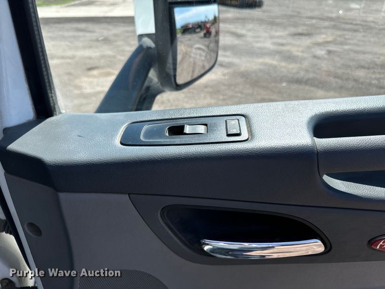 image for item EH4351 2016 Peterbilt 567 semi truck