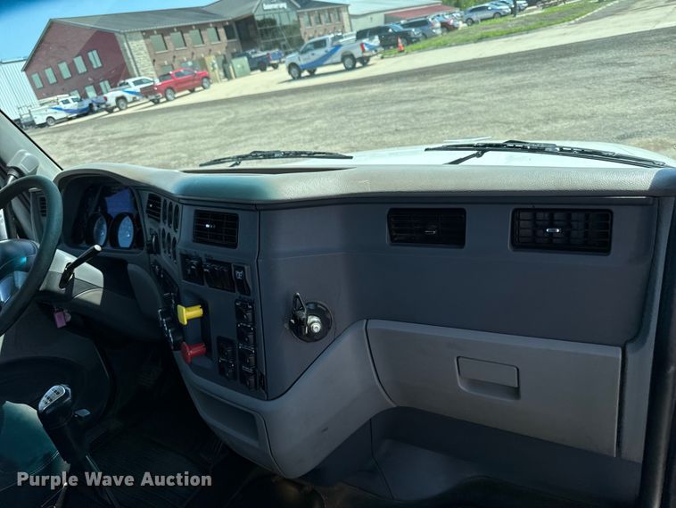 image for item EH4351 2016 Peterbilt 567 semi truck
