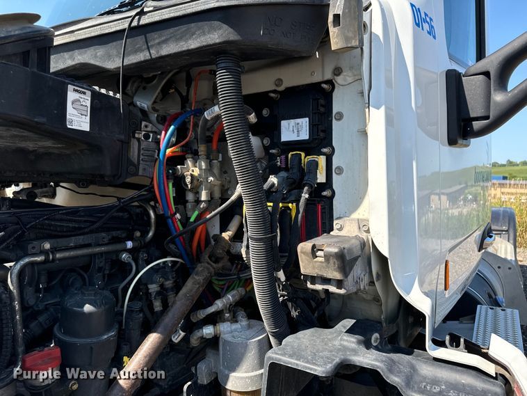 image for item EH4351 2016 Peterbilt 567 semi truck