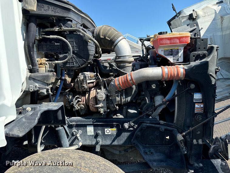 image for item EH4351 2016 Peterbilt 567 semi truck