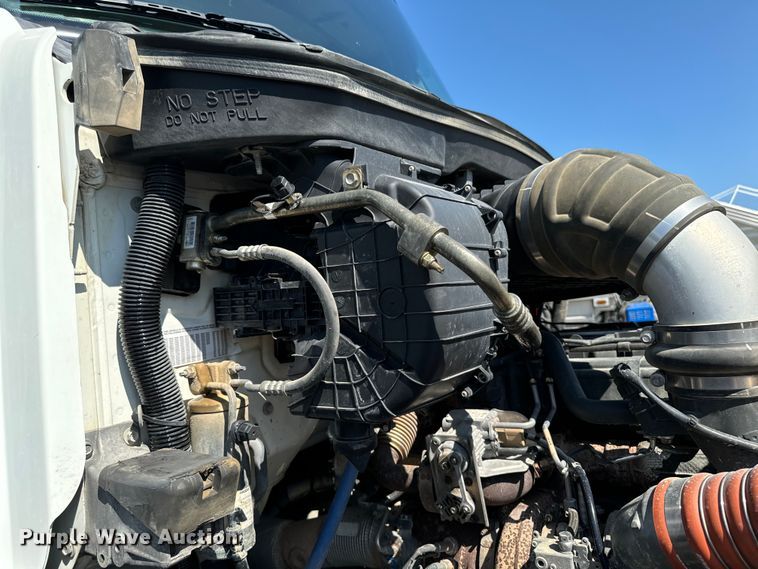 image for item EH4351 2016 Peterbilt 567 semi truck