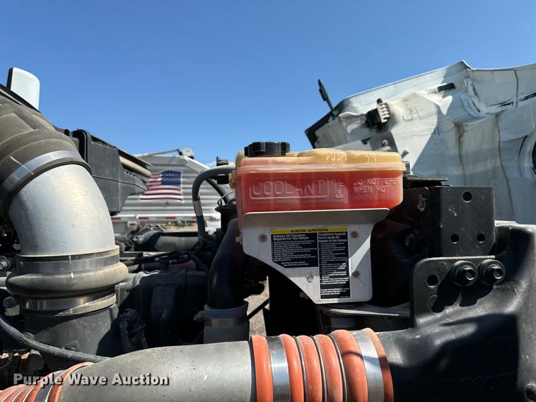 image for item EH4351 2016 Peterbilt 567 semi truck