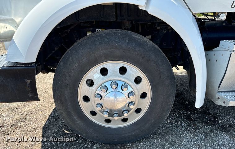 image for item EH4351 2016 Peterbilt 567 semi truck