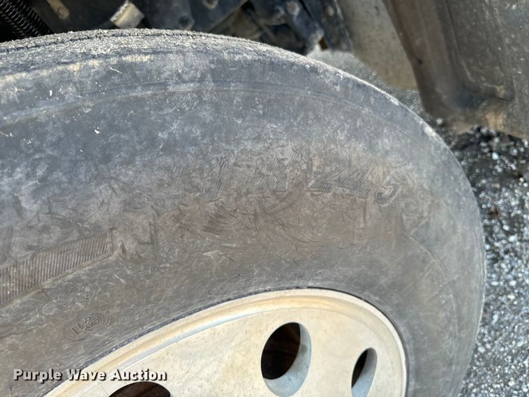 image for item EH4351 2016 Peterbilt 567 semi truck