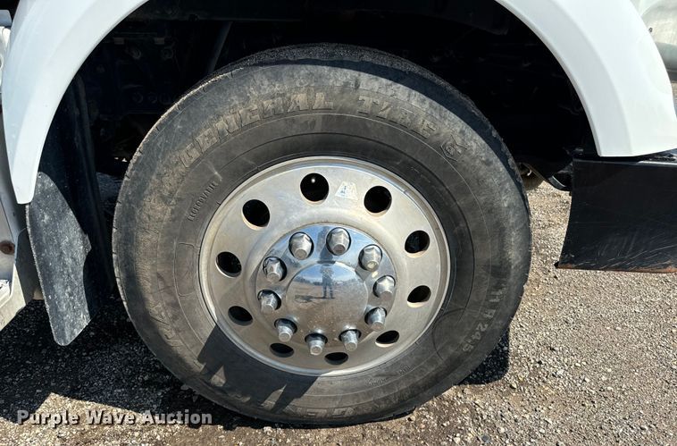 image for item EH4351 2016 Peterbilt 567 semi truck