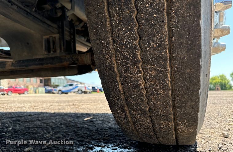 image for item EH4351 2016 Peterbilt 567 semi truck