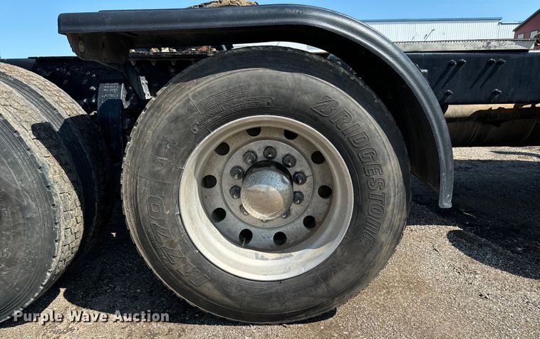 image for item EH4351 2016 Peterbilt 567 semi truck