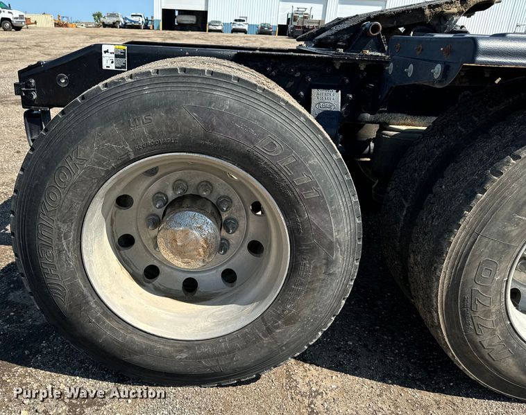 image for item EH4351 2016 Peterbilt 567 semi truck