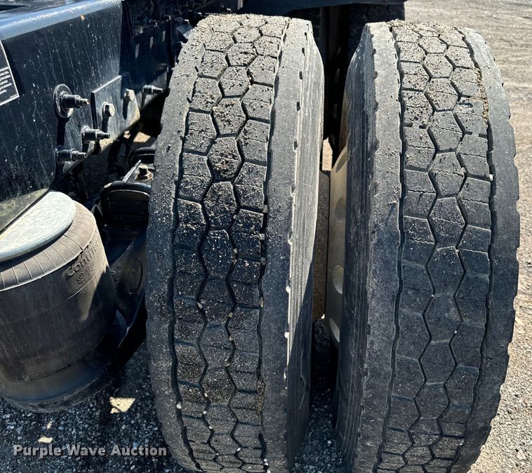 image for item EH4351 2016 Peterbilt 567 semi truck