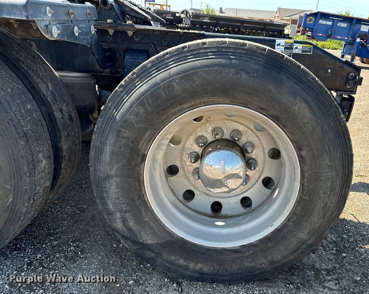 image for item EH4351 2016 Peterbilt 567 semi truck