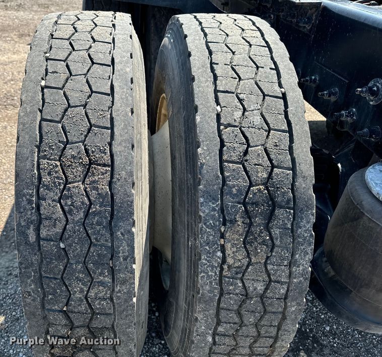 image for item EH4351 2016 Peterbilt 567 semi truck