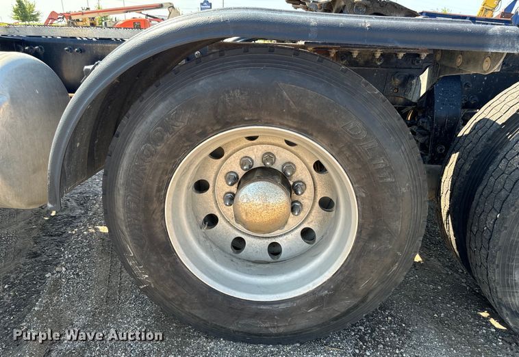 image for item EH4351 2016 Peterbilt 567 semi truck